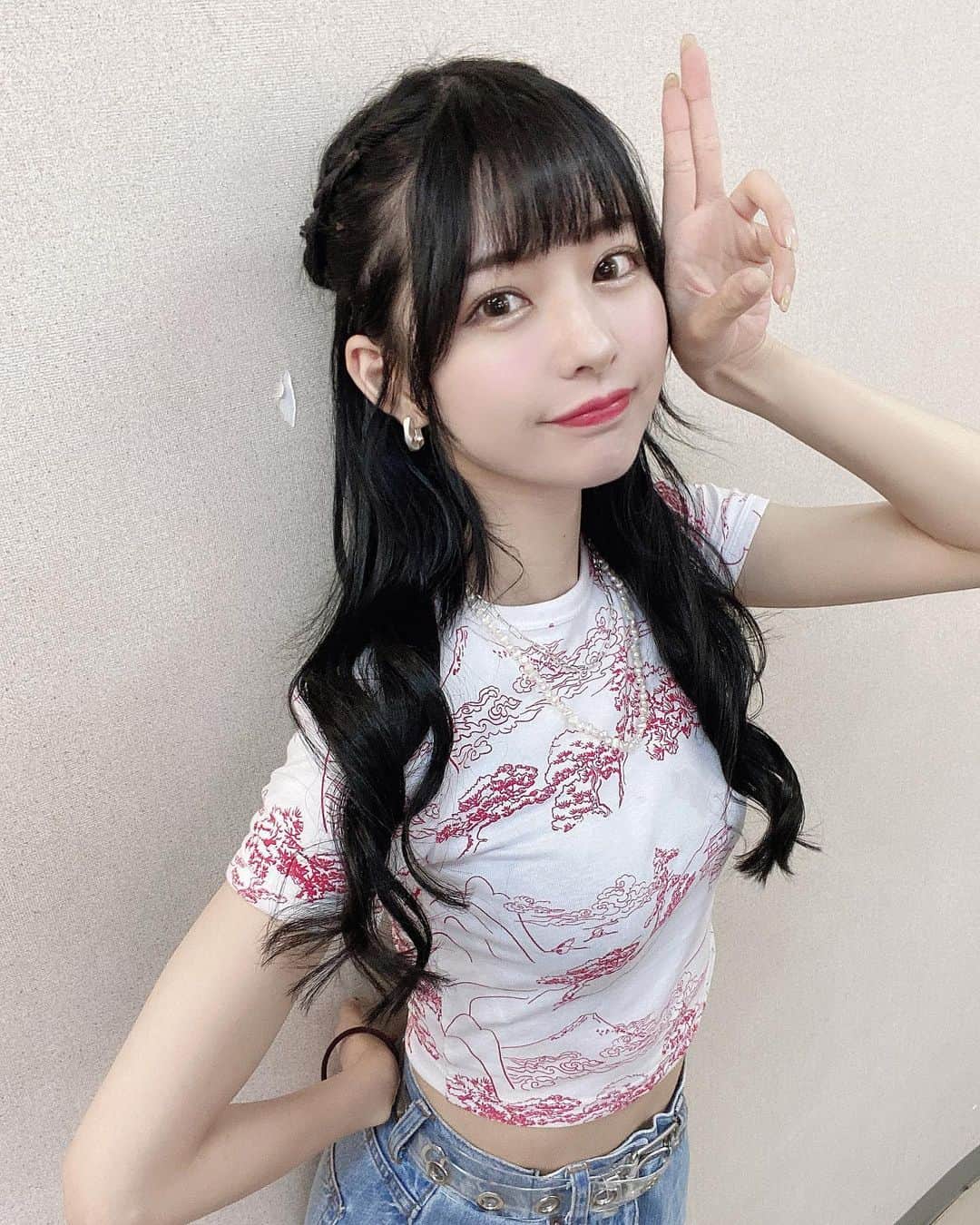 sarimaru(国木田さりまる)のインスタグラム：「6/19お披露目デビューライブありがとうございました💭💐  今日この日を迎えられて良かったです。 メンバーと来てくださった皆様に心から感謝しています。  私自信、自分の人生でアイドルをするなんて夢にも思っていませんでした。 私で本当に大丈夫なのかなとか、焦る気持ちと不安で押しつぶされそうになったこともあったけど、メンバーがいてくれたから、ここで頑張ろうって心から思いました。 みんなの支えあってこその私です。 まだまだ至らない未熟な私ですが、 これからも応援していただけるように今日からもっともっとレベルアップしていくように頑張ります。  本当にありがとうございます。 また会いましょう💭💙  ・ ・ (写真撮る前にファミチキの油溢しました!)」