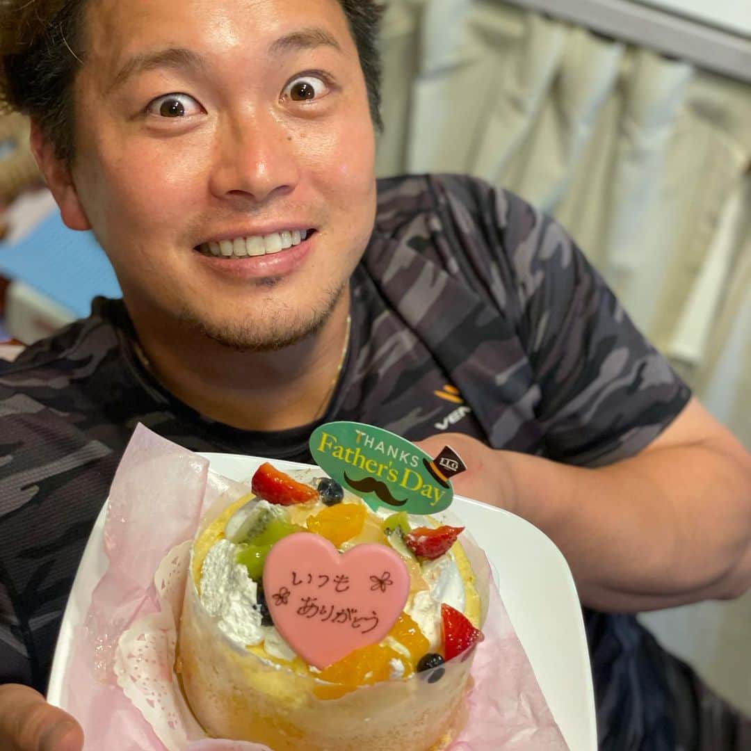 岡田雅利のインスタグラム：「父の日🙆‍♂️🙆‍♂️🙆‍♂️🙆‍♂️💪🏻💪🏻ありがとー！！🥺❤️ #ケーキちっさ、、、笑 けど胃もたれ、、、もう歳や、、、🥲 #ありがとー！！😭❤️」