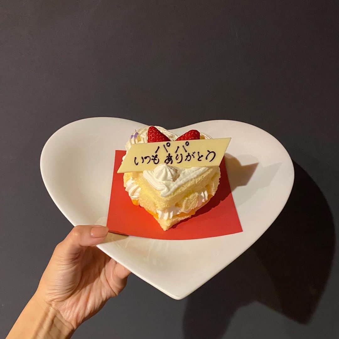 近藤千尋のインスタグラム：「全国のパパ👨 いつもお疲れ様です♥️ そして身体に気をつけて これからも頑張って下さい😍🕊  我が家の娘2人は パパから『今から帰るね😘』 の電話📱が来ると 毎回玄関でまだかなっまだかなって♥️ そして帰ってきたら ハグハグハグ🫂♥️  深い深い愛情と沢山の優しさを いつもありがとう👨💗  #fathersday  #父の日」
