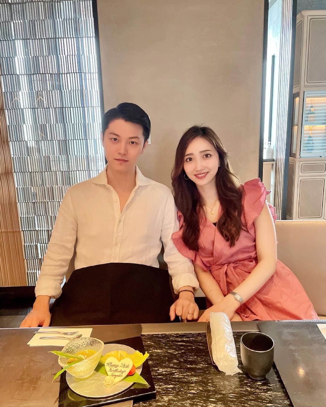 曲渕伊代のインスタグラム：「My husband's birthday🕺🌹 #一枚目はビジネススマイル😀」