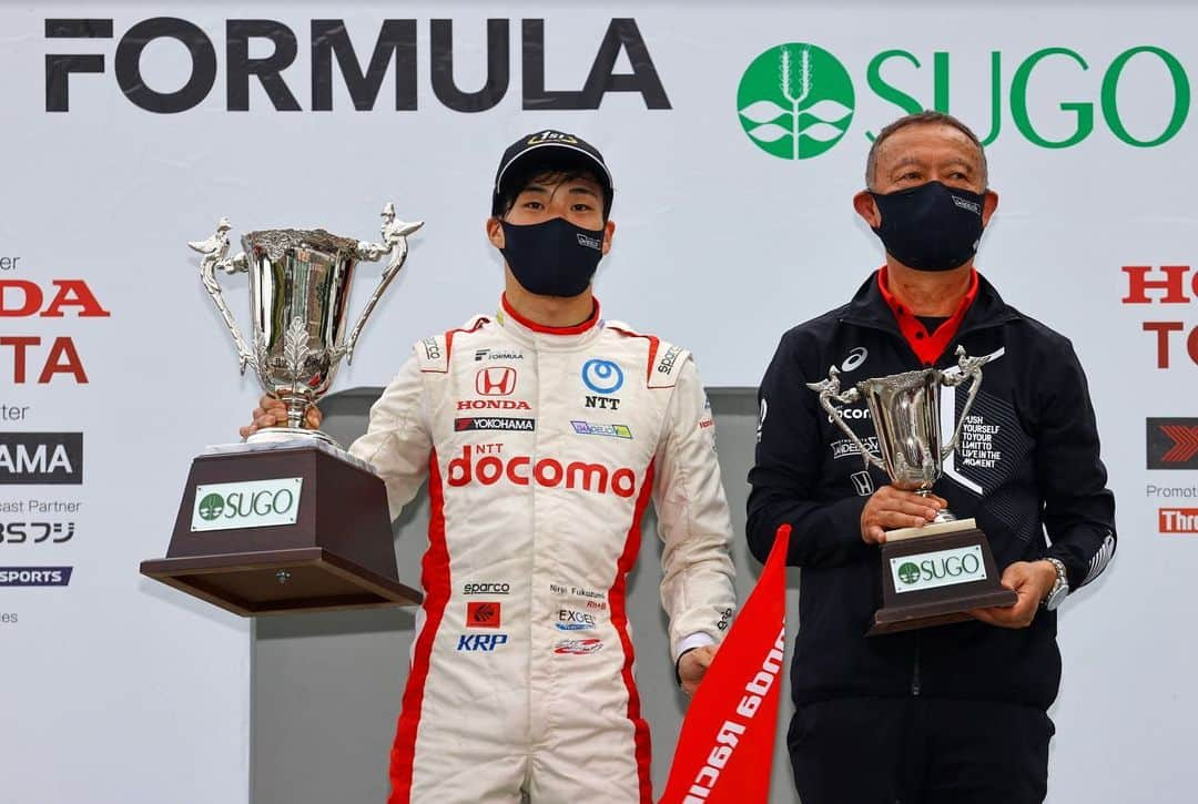 福住仁嶺さんのインスタグラム写真 - (福住仁嶺Instagram)「P1🥇  Finally….My first victory in super formula!  ここまで長かったですが、やっとスーパーフォーミュラで優勝する事が出来ました！  辛い時間が続き色々悩む事もありましたが、沢山の方々に支えて頂いたお陰でここまで頑張る事が出来ました。この優勝は本当に嬉しいです。  今回も沢山のご声援をありがとうございました！  この勢いのまま次のレースも頑張ります！」6月20日 21時16分 - nirei_fukuzumi