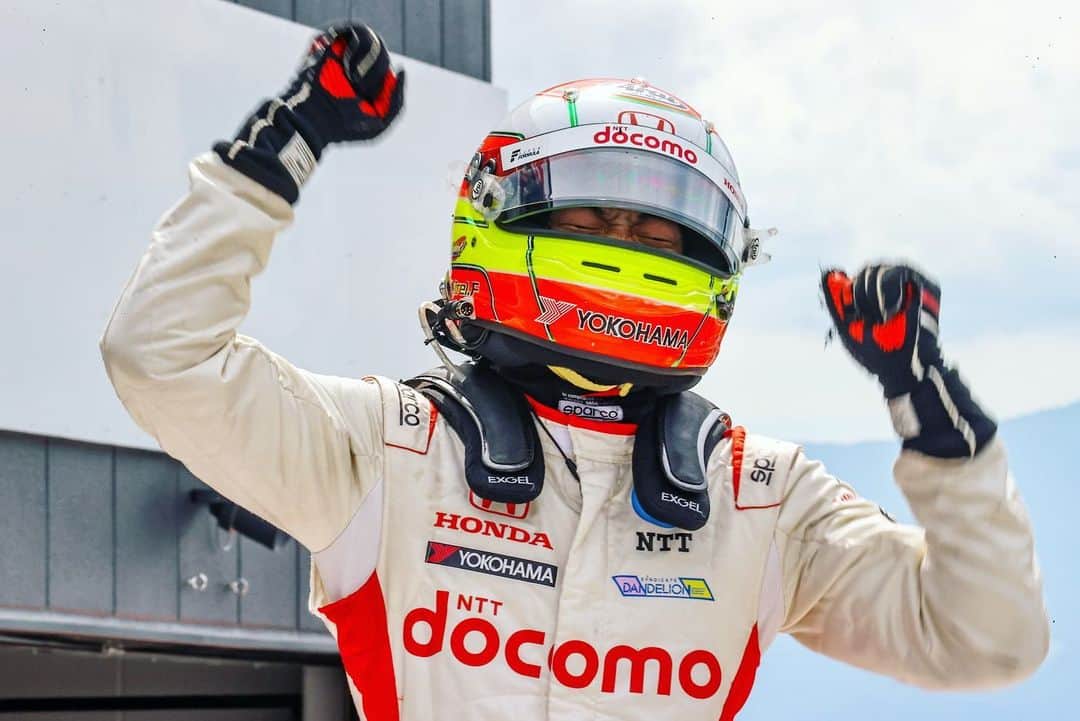福住仁嶺のインスタグラム：「P1🥇  Finally….My first victory in super formula!  ここまで長かったですが、やっとスーパーフォーミュラで優勝する事が出来ました！  辛い時間が続き色々悩む事もありましたが、沢山の方々に支えて頂いたお陰でここまで頑張る事が出来ました。この優勝は本当に嬉しいです。  今回も沢山のご声援をありがとうございました！  この勢いのまま次のレースも頑張ります！」