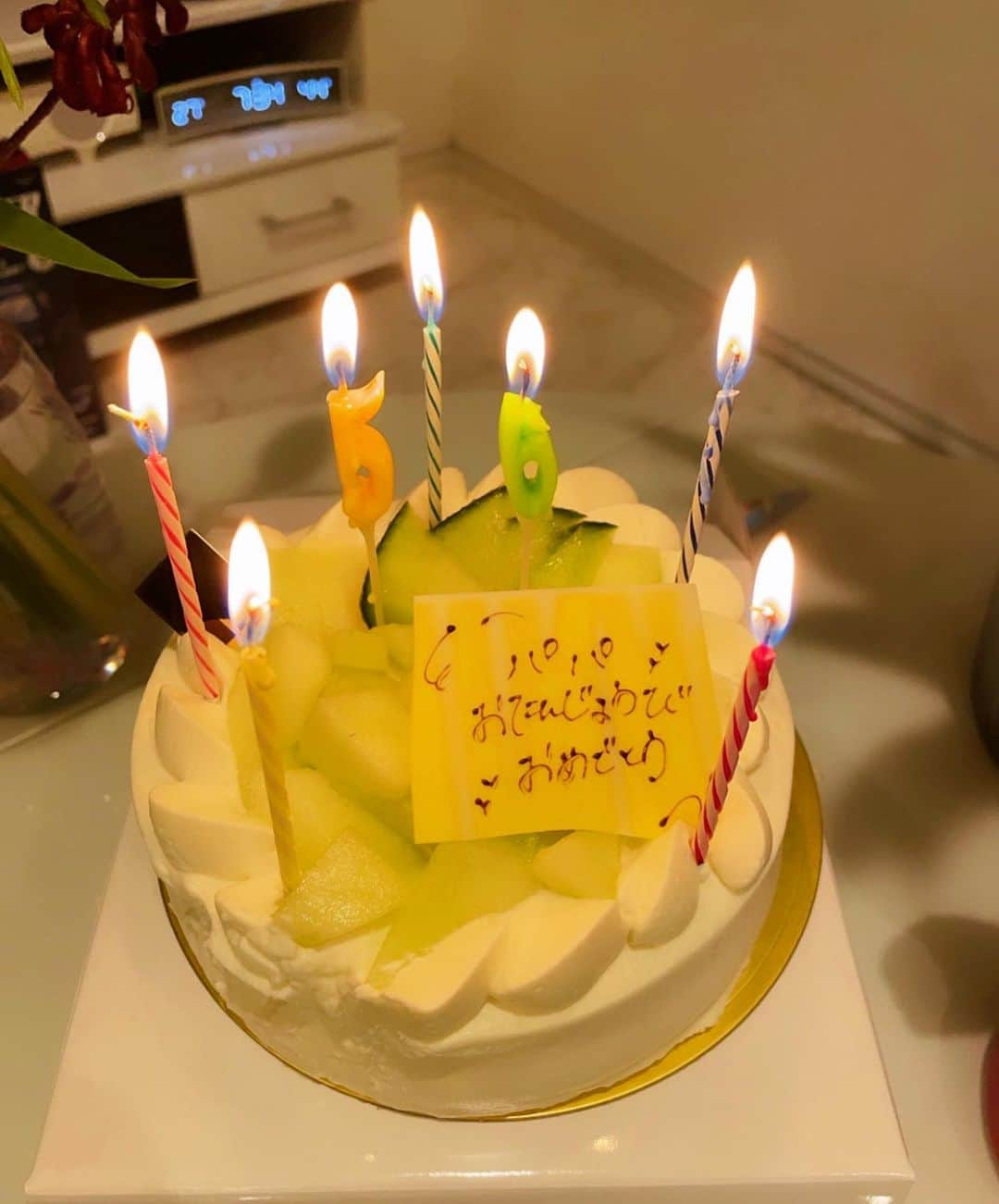 阿部菜渚美さんのインスタグラム写真 - (阿部菜渚美Instagram)「昨夜、父の日とお誕生日を☺︎ いつまでも健康でいてね🎂💐 はやくまた家族旅行も行けますように🌸  新しい家族の、トサカきーちゃん🦜 まだ赤ちゃんで、甘えん坊で可愛い˖ﾟ  (載せ直しすみません🙇‍♀️)」6月20日 21時21分 - nanami_abe73