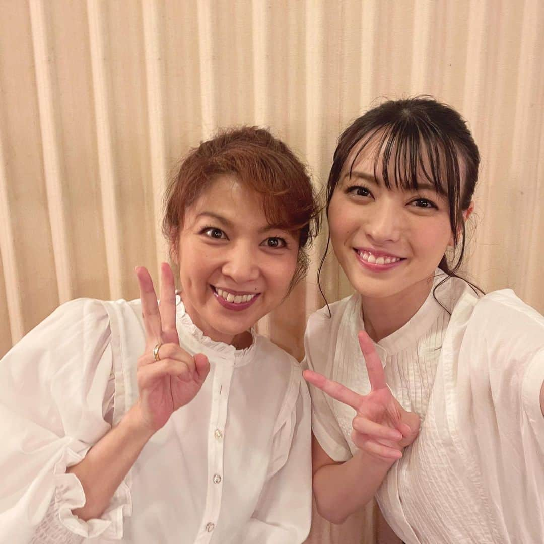 矢島舞美さんのインスタグラム写真 - (矢島舞美Instagram)「. #方南ぐみ　#朗読劇『#青空』。大変な状況の中、劇場に足を運んで下さった皆様、来られなかったけど応援して下さった皆様、本当にありがとうございました（ ; ; ）♡ . いやー、、、矢島は感動しております🥲#渡辺いっけい さん、#平田広明 さん、#飯島直子 さん、本当にものすっごい先輩方とこうして同じ舞台に立ち、心通わせお芝居ができた事。嬉しかったー(T ^ T)凄い経験だった、と今でも興奮しています。 一言一言で、色々な情景を見せてくれ、楽しさ、嬉しさ、悔しさ、惨めさ、、、いろんな感情がぐいぐい引っ張り出され、もの凄い感覚にワクワクしていました（ ; ; ） . 稽古場で生み出される遊び心溢れるアイディアも凄く勉強になったし、何気ない会話の中でも、『うわ！なるほど！そんな心持ちで舞台に立たれているのか✨』って、学ぶことだらけ！実際にアドバイスもいただけたりして、本当に貴重な経験でした♡ . コロナの影響で昨年上演予定だったものが中止になって、とても悔しかったけれど、結果的にこの1年での色々な経験を経て、こうして同じメンバーで実現させていただく事ができたこと、私は本当に幸せだったと思っています🥲♡ このような機会をいただき、たくさんのアドバイスや楽しくて素敵な一時を下さった作・演出の樫田さんはじめ、スタッフの皆様にも感謝です！！ . 戦争体験者が年々減っている現代ですが、決して忘れてはいけない時代があったこと、そんな時代を必死に生きた人々がいたから、今の私たちがあること改めて考えさせられました。 そして、私にも愛しい愛犬たちがいます。何があってもこの子たちは手放したくないし、無償の愛をくれるこの子たちが幸せでいてくれたらいいな、、、って毎日のように思います。 今朝も早起きした私が顔を洗いに洗面所へ向かうと、両親の部屋からまだ眠そうに愛犬が降りてきて、私が顔を洗ってる間足元に伏せて私の側にいてくれました。その後リビングで1人メイクを始めるとまたそばに伏せして、こっちをくりくりした目がずっと見守っていました！笑 . 可愛すぎてメイクが全然捗らなかったけど、私が1人じゃ寂しいかな？と思った愛犬の優しさに、胸がきゅんとなった朝でした♡いつも幸せをありがとう♡ . 心が震えた幸せな一日になりました！！本当に本当にありがとうございました♡ . . #矢島舞美」6月20日 21時22分 - maimiyajima_official_uf