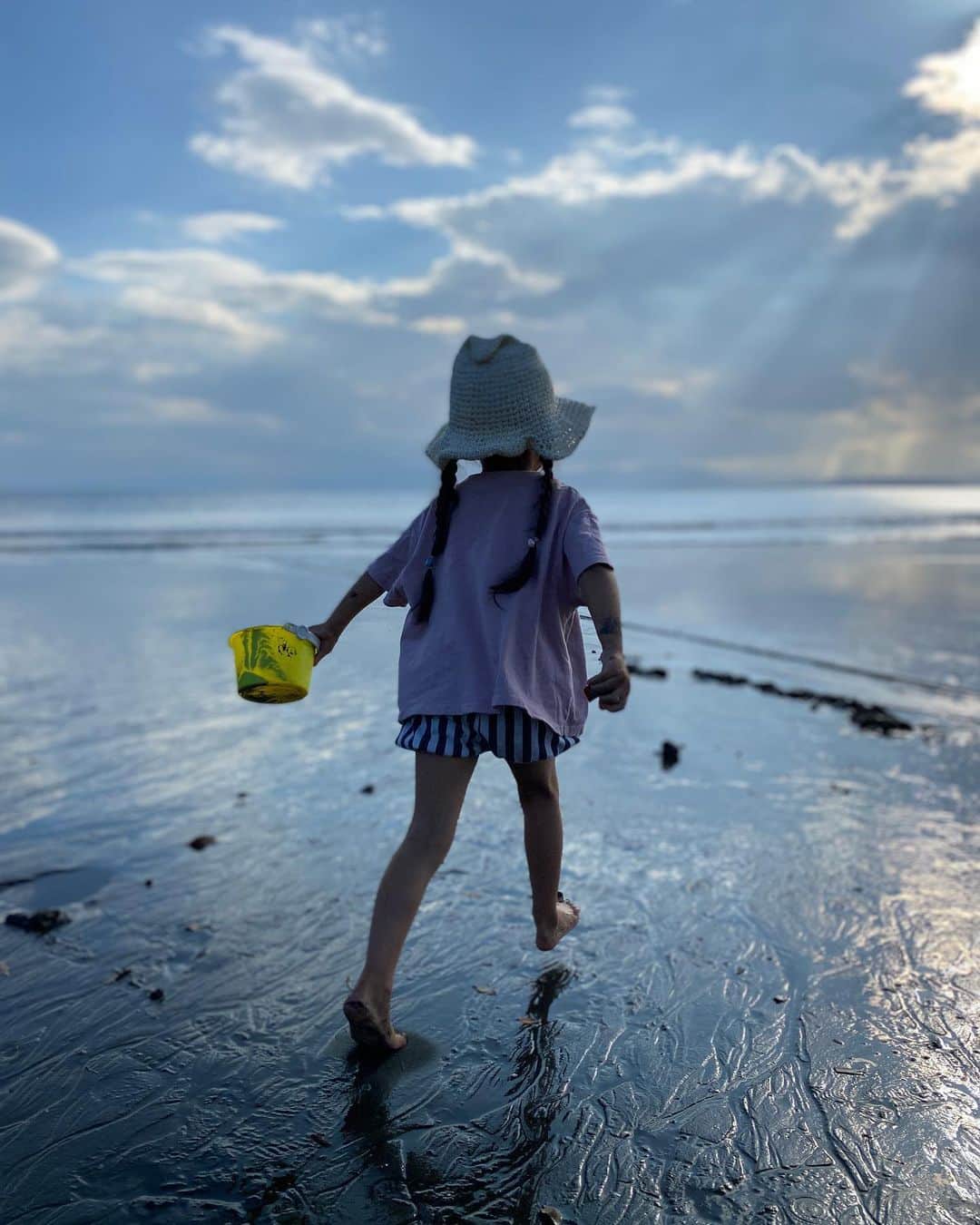 堀舞紀のインスタグラム：「👧🏽 . . . 泥遊び is EVER. . . . 夕方のbeachも 暑すぎなくて 気持ちがいいんだ🌿 . . . ほんのちょっと でも海行くと気持ちが スーッと なる、 アルアル？？w . . . 最近はキツくて裏の山登れてないから😂 海派🙋🏽‍♀️。 . . #梅雨明けいつかな #胎動が激しくて夜中起きる #cannyO  #子育て記録 #子育て日記 #夕方beach #長女　←😂変な感じ。」