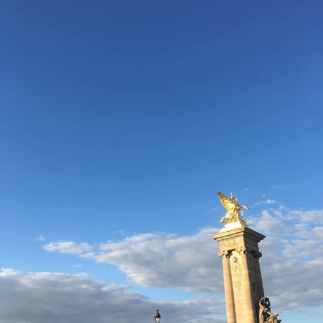 サルボ恭子さんのインスタグラム写真 - (サルボ恭子Instagram)「2年前の今ごろは パリの空を眺め、親子の後ろを 歩いていたなあ。  #懐かしのパリ#paris#パリの空#france#mafamille#myfamily#サルボ家#kyokosalbot#サルボ恭子」6月20日 21時26分 - kyokosalbot
