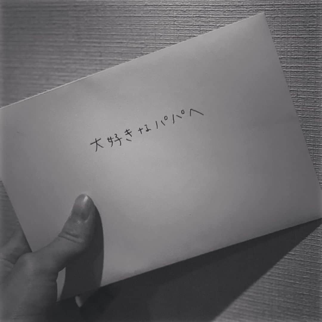 英玲奈のインスタグラム：「今日は、 ＃父の日 娘が生まれてから初めての父の日でした。 娘からパパへのプレゼントはスキンケアグッズとお手紙を。 ママはこう思っているらしいよって色々書いてくれたw 来年は何か手作り出来るかなぁー。 #娘#daughter#生後6ヶ月#女の子ママ#girlmom#女の子ベビー#girlbaby#親バカ部#毎日が特別#赤ちゃんのいる生活」