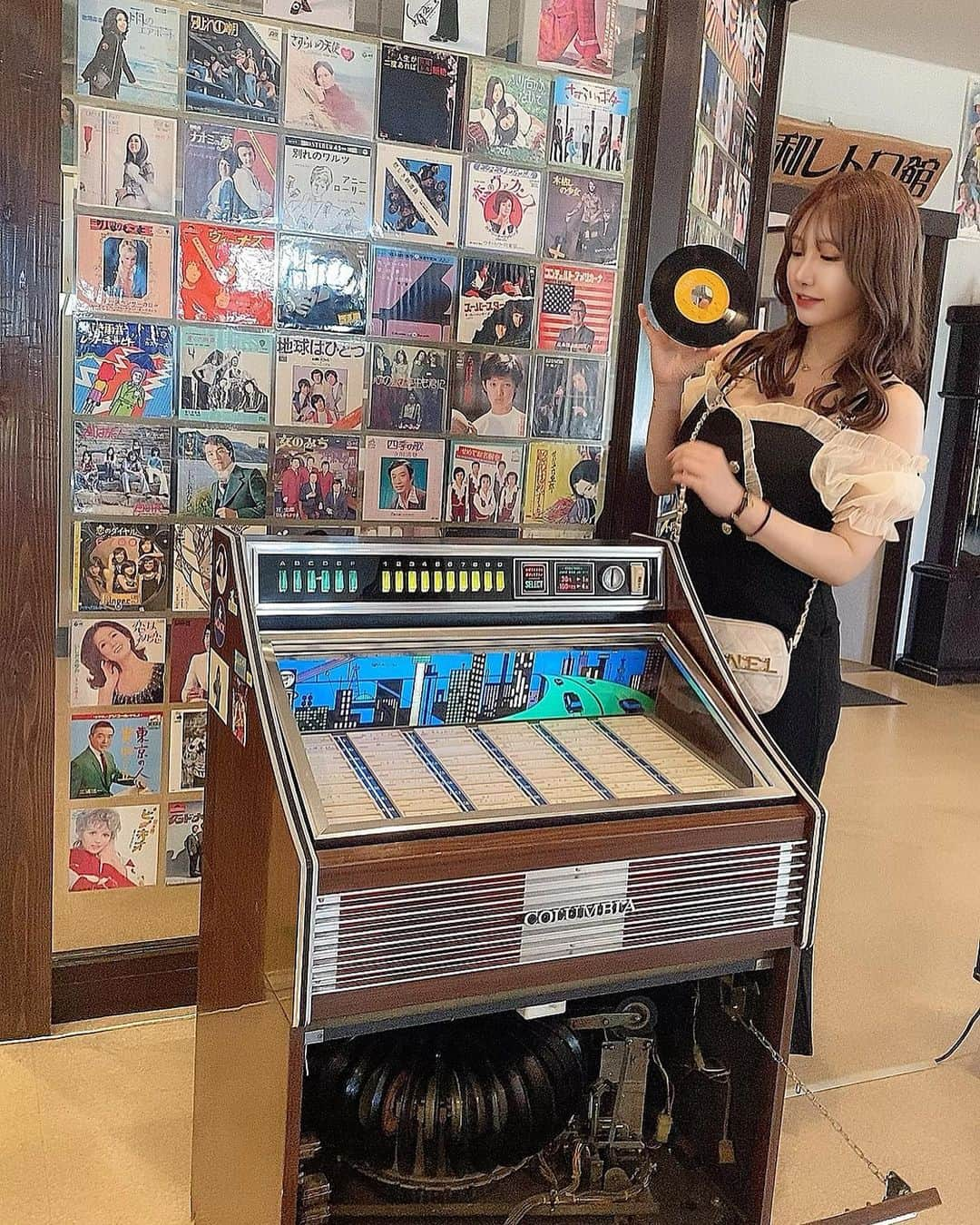 若月みいなさんのインスタグラム写真 - (若月みいなInstagram)「レコード💿📀💿📀 #retro  #昭和レトロ館  #ジュークボックス  #エモいってこれ？」6月20日 21時51分 - wakatsuki_cmore