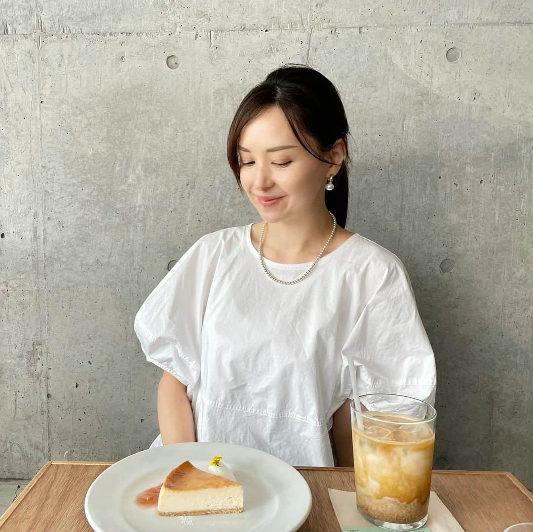 乙黒えりのインスタグラム：「甘いもの〜食べちゃった〜！  撮影前だから我慢してたんだけど、つい勢いで🍰 😅  夜ご飯で調整しました💦  blancのパフスリーブどんな形なの？ってたまにDMいただくので腕を広げてみました✨  @ogawacoffee_laboratory  @blanc_official.jp」
