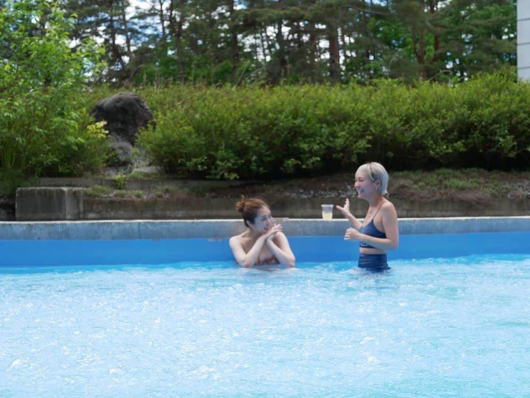 辰巳奈都子さんのインスタグラム写真 - (辰巳奈都子Instagram)「星野リゾート 八ヶ岳リゾナーレ⛰ プールあり、アクティビティあり、 大人も子供も楽しめる🎶  あと、前の投稿には120件近くのコメントありがとうございます✨ コメントをもらえるのはいつでも嬉しいし、全て目を通してます。  女性からのコメントも増えていて嬉しいです💕  これからお返事書きますね！  #pool#swimwear #ビキニ#水着  #リゾナーレ#星野リゾート#八ヶ岳#八ヶ岳リゾナーレ#ホテル#プール#大人の遠足」6月20日 22時12分 - tatsumi_natsuko
