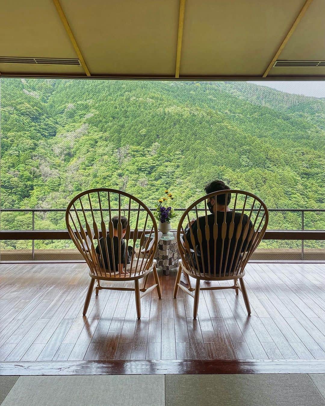 ソンイのインスタグラム：「いつかパパの背中より大きくなるのかな？🧒🏻🪑🌳👨🏻  📍箱根吟遊 日本一予約が取れないお宿らしい♨️ リスケ２回したけどやっと行けました🌳  チェックイン・チェックアウトの時も他のお客様と被らないようにしてくださるのでコロナ対策もしっかりだし、 お部屋でお食事&露天風呂で誰とも会わずにリフレッシュできました🌿 お子様御膳も豪華すぎて息子喜んでたよ🧒🏻🍤🍳」