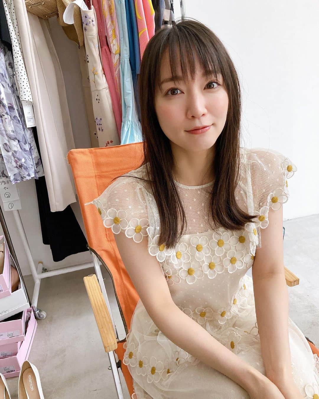 吉岡里帆（マネージャー）のインスタグラム：「ただ今発売中の『美人百花 7月号』の表紙に登場しております💐 お近くの書店・コンビニでぜひ探してみてください！  カメラのセッティングを待つ美人のオフショットでお送りしました☺️  #美人百花 #いつかの吉岡さん」