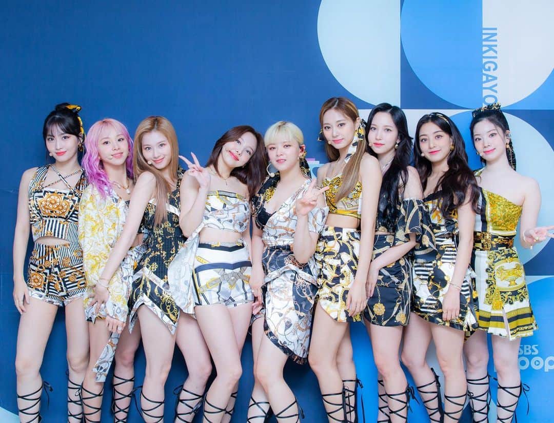 TWICEのインスタグラム：「TWICE & 인기가요 - #TWICE #트와이스 - {#nayeon #나연 #jeongyeon #정연 #momo #모모 #sana #사나 #jihyo #지효 #mina #미나 #dahyun #다현 #chaeyoung #채영 #tzuyu #쯔위}」
