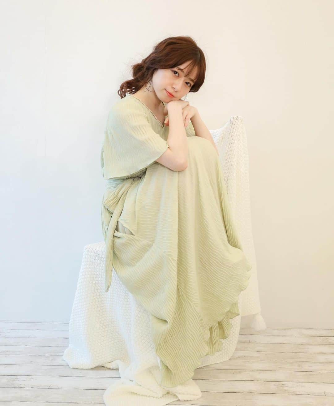 黒坂優香子さんのインスタグラム写真 - (黒坂優香子Instagram)「🌿🤍  jour de muguet Roomwear collection in Summer   『お家時間にもときめきを。  いつだって、どんな時だって、  誰のためでも無い、自分のために。」  pleats long dress (green)  楽ちん可愛いロングドレス🌷 ウエストのリボンを外してラフに着ても可愛いよ♡ (マタニティウェアとしてもいけちゃいます！！) ワンマイルウェアとしてもぜひ♡  #jourdemuguet #ジュールドミュゲ #roomwear」6月20日 13時58分 - yukakokurosaka0606