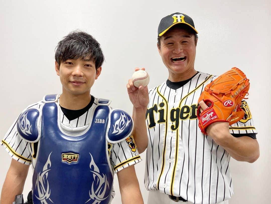 阪神タイガースさんのインスタグラム写真 - (阪神タイガースInstagram)「今日の試合前のファーストピッチセレモニーにティモンディのお二人が登場！甲子園球場のマウンドで139km/hのNICEピッチングでした✨ #ティモンディ  #高岸宏行 さん #前田裕太 さん #ナイスバッテリー お二人から阪神タイガースへ応援メッセージをいただきました #やればできる ‼️ #阪神タイガース #挑超頂」6月20日 14時11分 - hanshintigers_official