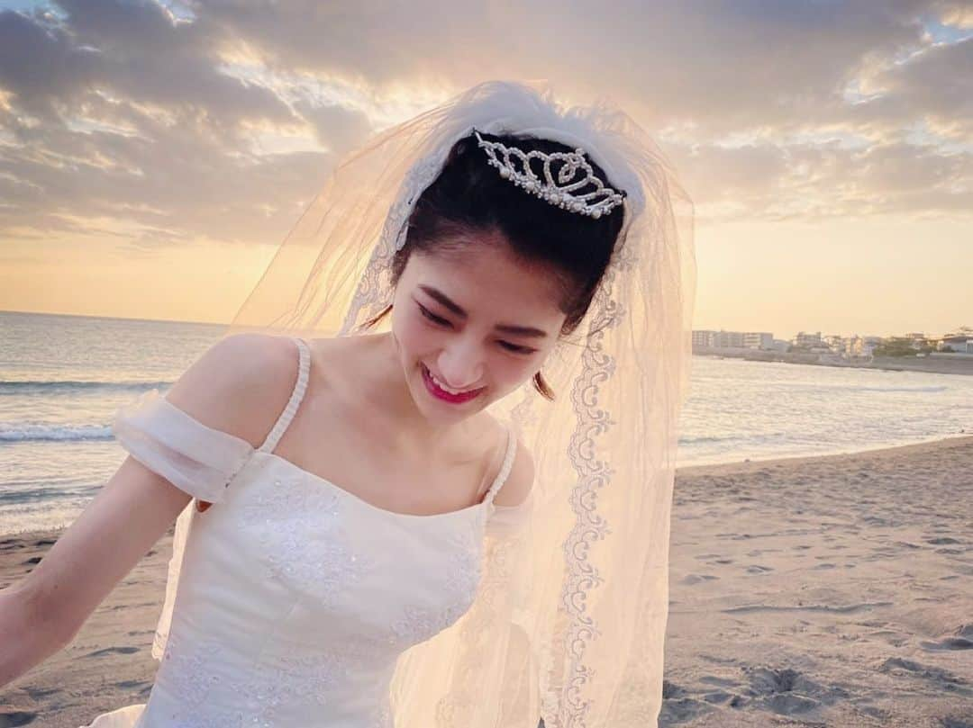 若月佑美さんのインスタグラム写真 - (若月佑美Instagram)「. #結婚できないにはワケがある  オープニングの ウェディングドレス👰‍♀️ 素敵なサンセットでした。 ついに、本日　#最終回  早いねー。まりこお疲れ様。 是非よろしくお願いします！ . #ドレスは何回着ても嬉しい #でも  #なかなかに  #砂浜には向かなかった #若月佑美」6月20日 14時14分 - yumi_wakatsuki_official