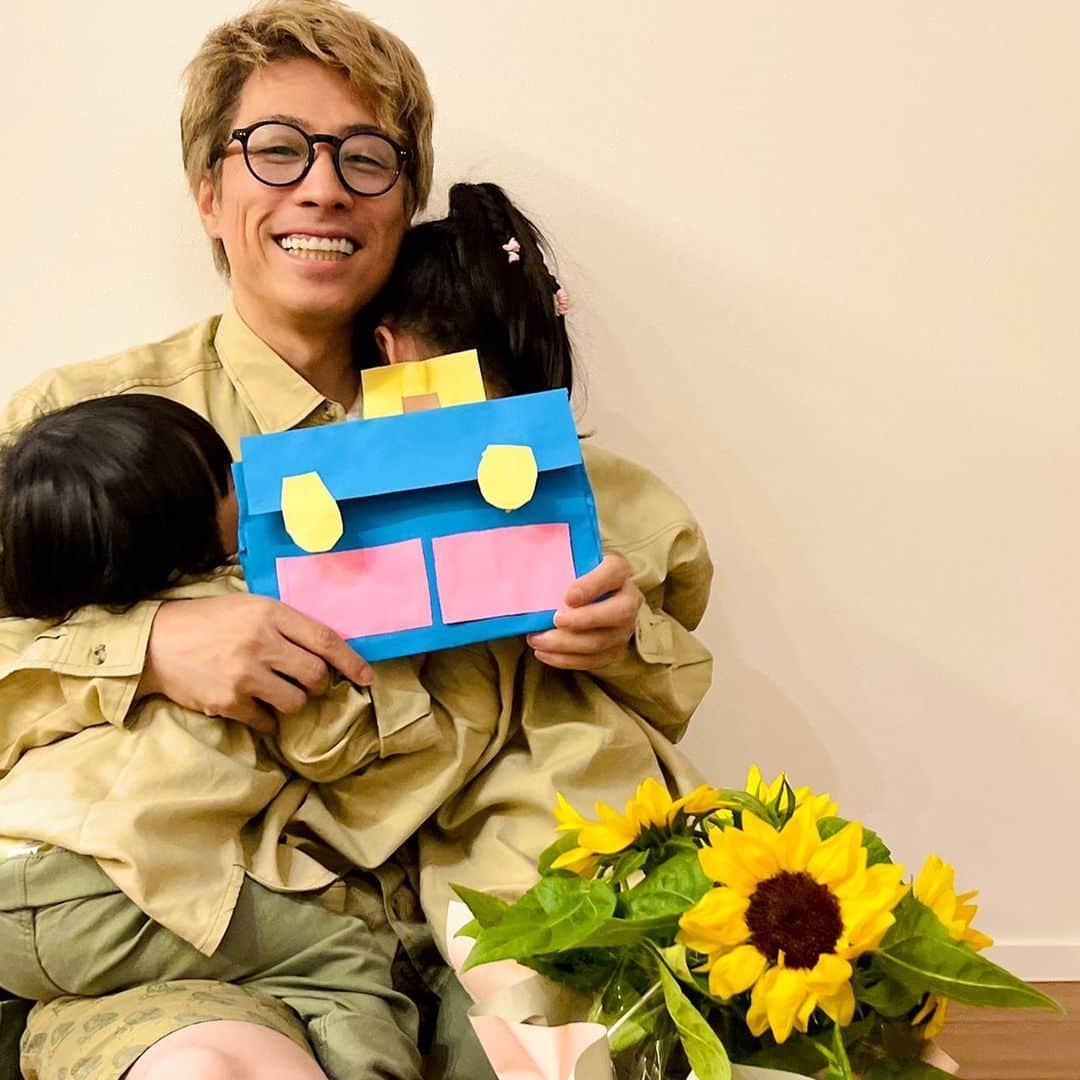 田村淳のインスタグラム：「父の日 長女リヴィにカバンとカバを貰いました！ カバンは通勤に使いたいと思いますがw なぜにカバ？と聞いたら パパが前にカバ欲しいって言ってたじゃん！っと…あまり記憶がないけれど、とても素敵なカバなので書斎に飾りたいと思いますw カバンとカバありがとう♡  #父の日 #カバン #カバ #4歳  #1歳」