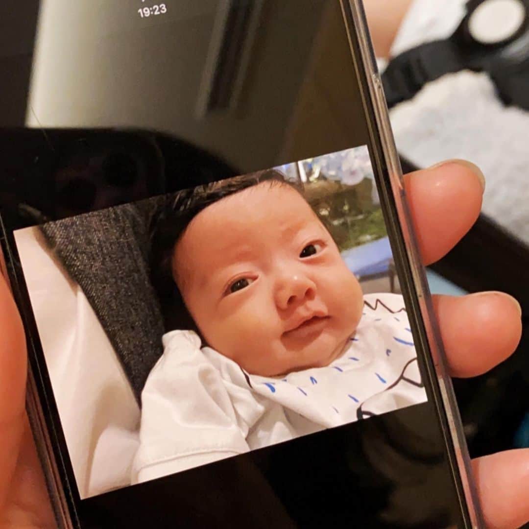 urakoのインスタグラム：「. 今日で5ヶ月👶🏻🍼 . . 2人目って1人目の時より 時が過ぎるのが早くて あっという間に5ヶ月でビックリ😳 . . ニコニコよく笑って 毎日沢山キックキックしながら動いたり横向きになったり ママの事目でずーっと追いながら むにゃむにゃお喋りもするように🥰 お兄ちゃんの事も最近すごく気になってそう🙄💭 . . 写真は📷 最後の以外は 👦🏻兄さんが撮影した👶🏻弟✨ しっかり集中して撮ってた😂👏 . . #男の子ママ #生後5ヶ月  #urako_mamalife」
