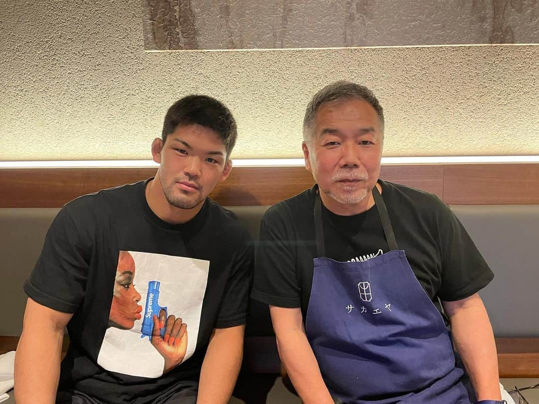 大野将平のインスタグラム：「新保さんとお会いできた。 肉神様🍖 #サカエヤ#セジール」