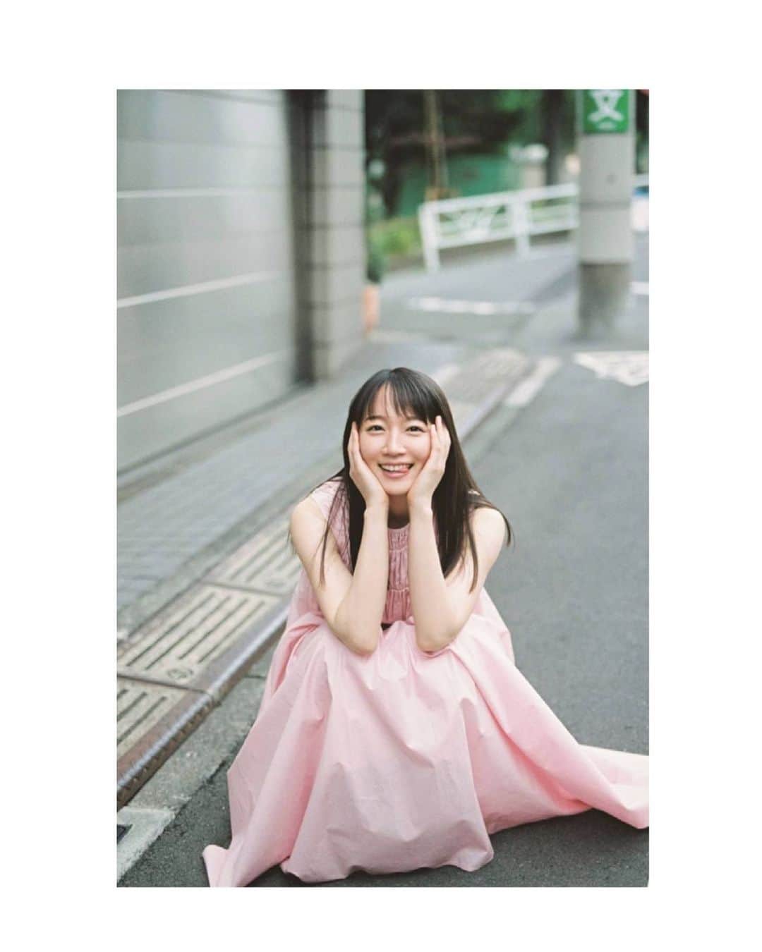 吉岡里帆さんのインスタグラム写真 - (吉岡里帆Instagram)「TRANSIT  no.52  🧷👚🍧🛼  photo: @hamadahideaki  make: @sawakoyuri  styling: @maruko_maki」6月20日 15時37分 - riho_yoshioka