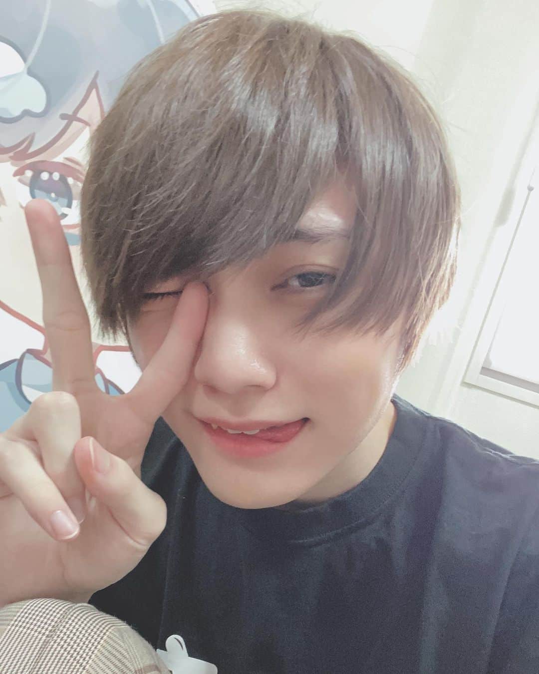そらびびのインスタグラム：「神斬った。  短くなってサッパリしたからキラキラしたアイドルみたいな写真撮ろうとしたら指が目に刺さった。」