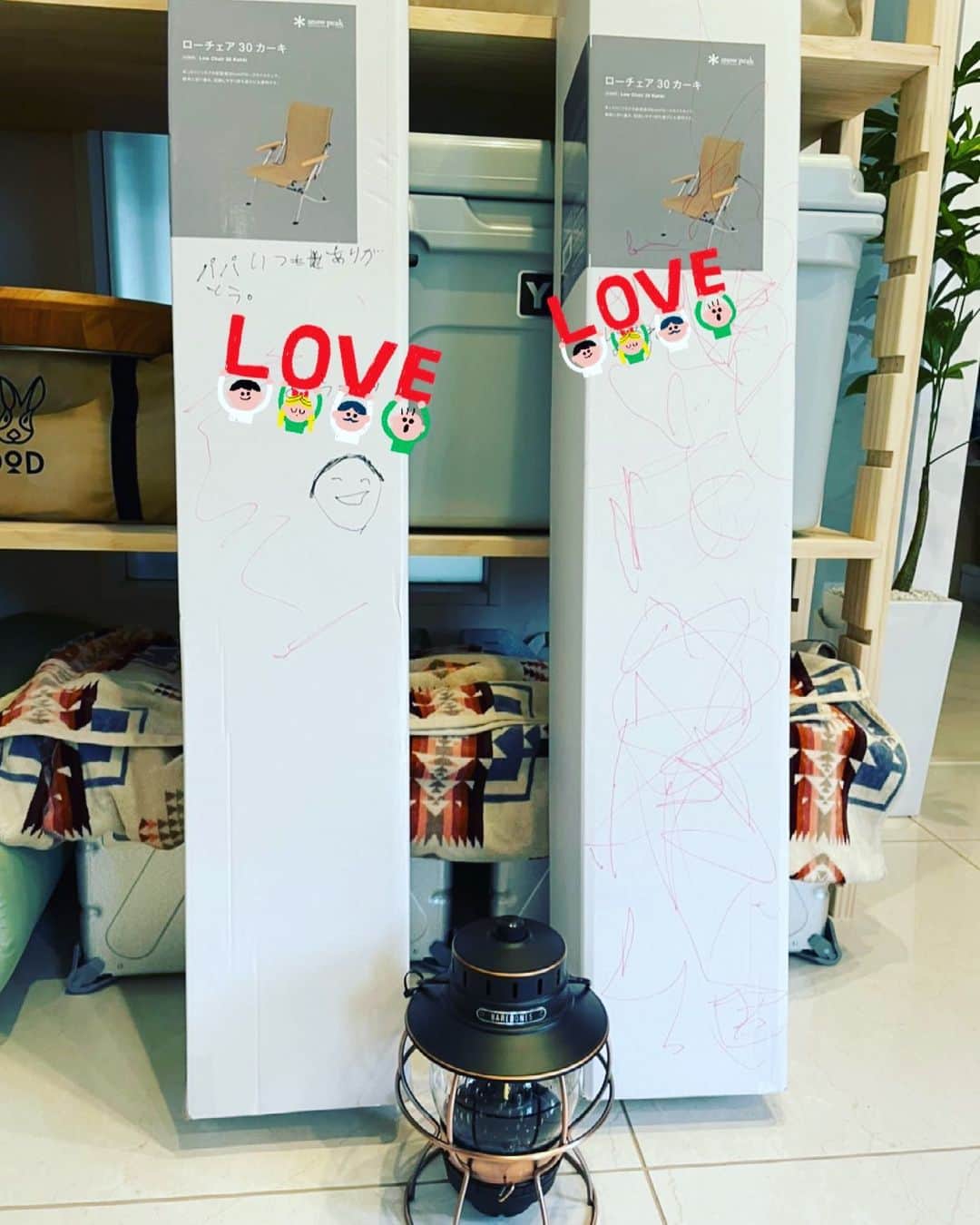 のインスタグラム：「🙋‍♂️父の日🙋‍♂️  前から欲しかったキャンプ用品のスノーピーク　ローチェア30×2にメッセージ付きでプレゼント🎁 さらにさらにベアボーンズランタン🔥 なんで欲しかったもん分かるんやろ😊 キャンプ早よ行きたいなぁ🏕  #スノーピーク #ローチェア30 #ベアボーンズ ＃LEDランタン #父の日 #キャンプ #プレゼント」