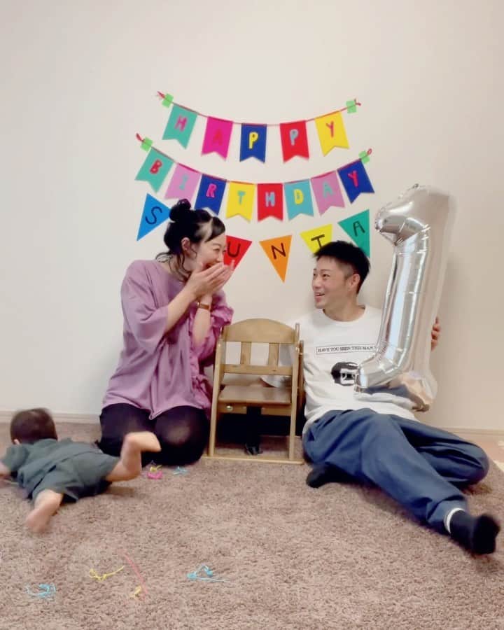 田中真奈美のインスタグラム：「初誕生記念写真をスクショする為に動画撮ってたらシュンタが歩いたーー✨✨✨ . 2人でちゃんと見るのは初めてだからビックリ❣😍😍 . めでたい愛でたい👶🏻💕 . #初誕生日 #初歩き動画  #リョータとシュンタ」
