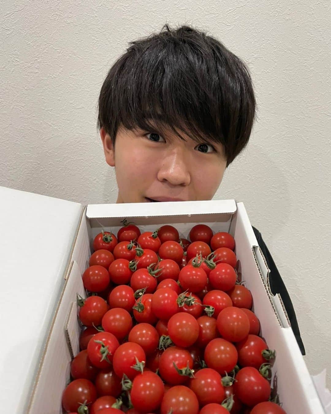 鈴木福さんのインスタグラム写真 - (鈴木福Instagram)「今日は父の日ですね！！！ 父上いつもありがとうございます。  全国のお父さんもありがとう～！  中山忍さんが、お誕生日プレゼントにトマトを送ってくれました！ めちゃくちゃ甘くて美味しい！！！！  中山さんありがとうございます！  #父の日#お父さん#ありがとう#ミニトマト#中山忍 さん#お誕生日プレゼント#ありがとうございます」6月20日 22時28分 - s_fuku_te