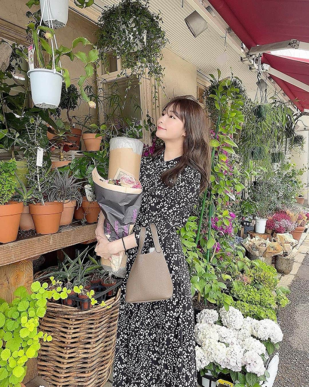 椎名美月さんのインスタグラム写真 - (椎名美月Instagram)「皆様こんばんは  日曜日いかがお過ごしでしょうか。私は朝から欲望の赴くままにアイスクリームを食べました🍦🥄  これも結構前ですが、母とお店に置く花瓶とお花を買いに行った時です。  #お花 #flowers #お花屋さん #中目黒 #代官山 #恵比寿 #花瓶 #エルメス #hermes #ピコタン #美容 #エステ #痩身 #痩身エステ #脱毛 #メンズ脱毛 #港区エステ #表参道 #南青山 #表参道エステ #南青山エステ #シングルマザー #経営者 #tokyo #港区 #札幌 #大通り #六本木 #西麻布」6月20日 17時33分 - mizkiss