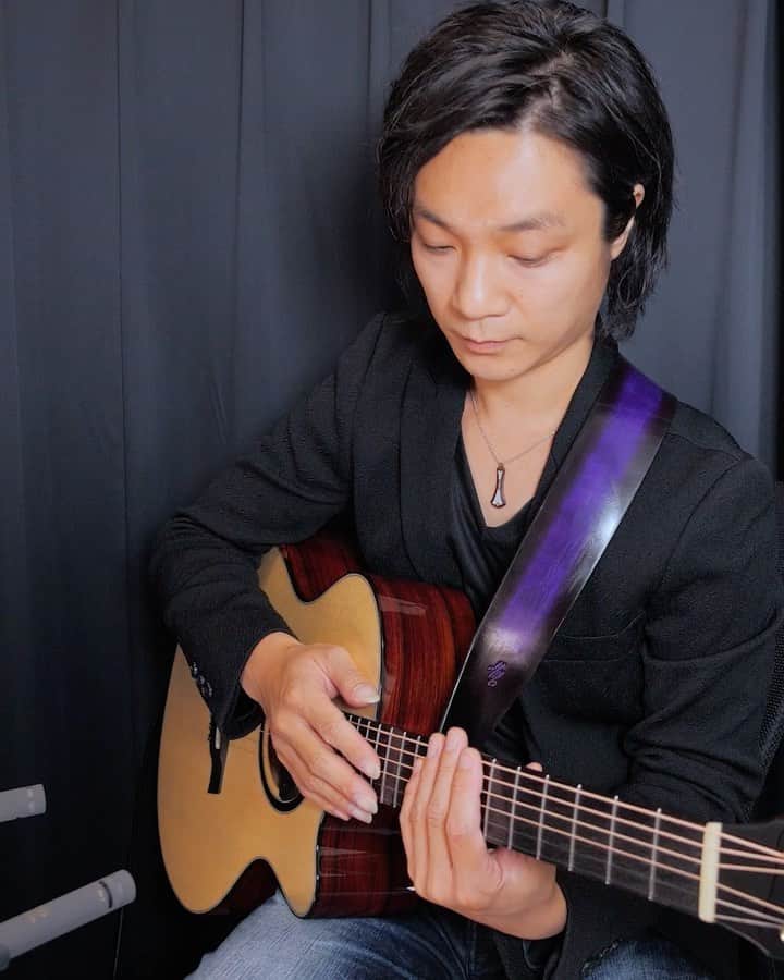 松井祐貴のインスタグラム：「Rider -Original song- From 2nd Album『For you...』 TAB→https://www.mymusicsheet.com/YMusicOffice YouTube→https://www.youtube.com/c/YukiMatsuiOfficial  ♪ ♪ ♪  #yukimatsui #松井祐貴 #fingerstyle #fingerstyleguitar #fingerpicking #acoustic #acousticguitar #pickariff @pickariff #guitarsdaily @guitarsdaily #guitarstagram @guitarstagram #solosection #guitarsarebetter @guitarsarebetter #talentedmusicians #lickwars @lickwars #riffwars  @riffwars #riffwarsacoustic #pickupmusic #guitarplayer #instaguitar #Daddario #DaddarioStrings #switchguitar  @schoepsmikrofone #schoepsmicrophones #schoeps」