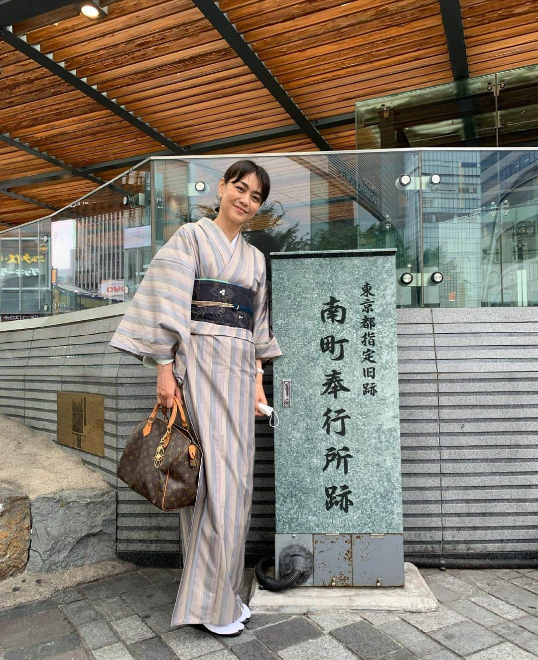 前田典子さんのインスタグラム写真 - (前田典子Instagram)「#南町奉行所跡 見つけた❣️ #遠山の金さん 🌸 #大岡越前 #有楽町駅前広場  #着物着方教室 @ichiru_kimono_school  #いち瑠　の帰りです 今日は蒸し暑かったけど 暑さに負けず頑張って着物でお教室へ　👘 #大島紬　#単衣着物  #着物#習い事#お稽古 #和装#和文化#日本🇯🇵」6月20日 17時44分 - maenorichang