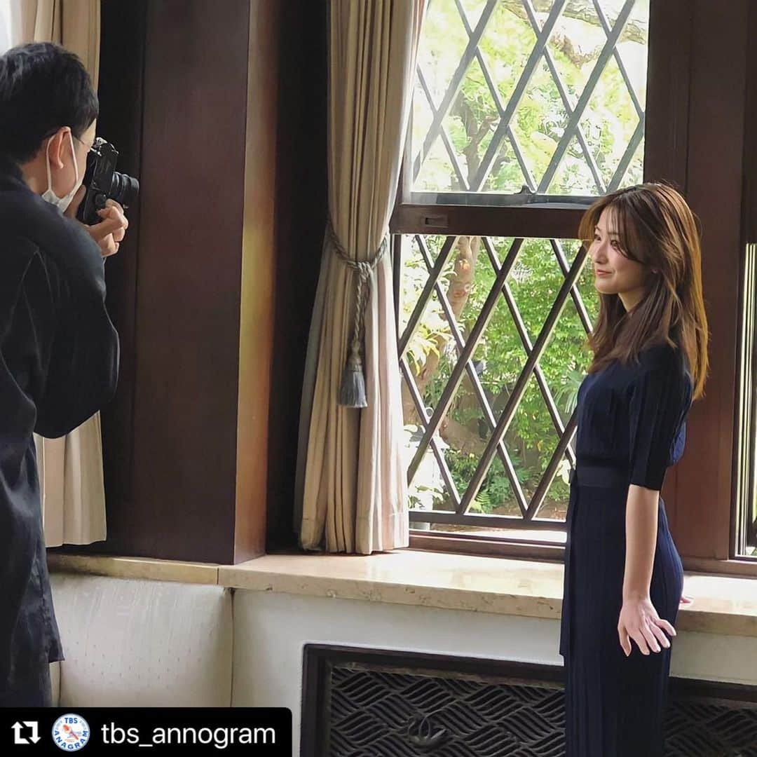 田村真子さんのインスタグラム写真 - (田村真子Instagram)「TBSアナグラムのリポストです🍃  #Repost @tbs_annogram with @make_repost ・・・ 田村真子です @tamuramako_ ！ . 先日Flashさんの撮影のお仕事をしてきました！ . すごく素敵な建物で撮影してもらったのですが、レトロ建築好きな私にはたまらないとても楽しい現場となりました🍃😍 . この写真は謎に手元がピンっとしてますが最初の方で緊張していたのでしょう…徐々に自然に振る舞えていたはずです笑 . 発売中のFlashの中では他にも様々なお洋服を着たり、幼少期の私を写真と共に振り返ったり、普段の私の様子についてお話しています。 . 自分のことについて色々と振り返る機会もなかなか無いので、とても面白いお仕事でした😂 . #tbs #アナグラム」6月20日 17時44分 - tamura_mako_