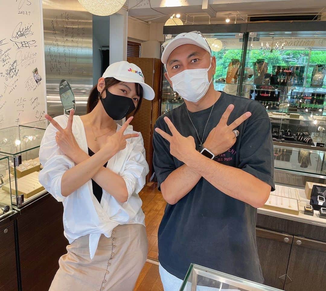 伊藤しほ乃のインスタグラム：「夏は 白キャップがいいねぇ🥺  松浦さんお久しぶりでした😆🙌 久々でも全く変わらない姿でめっちゃ安心します！笑　 そしてついつい長居しちゃうお店😂  @exposition_harajuku   #expositinon  #原宿　#アクセサリー　#アパレル」