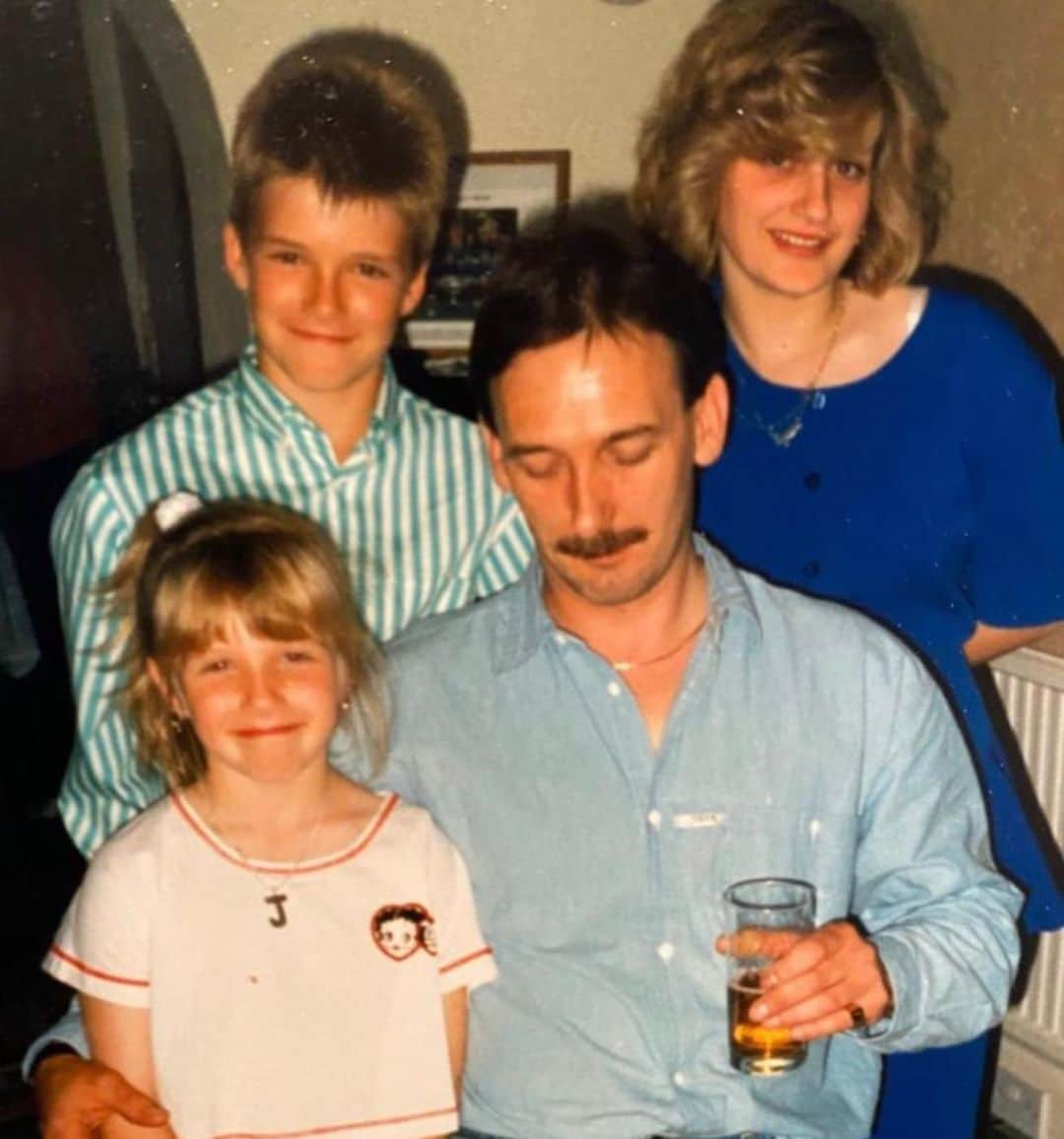 デビッド・ベッカムさんのインスタグラム写真 - (デビッド・ベッカムInstagram)「Now you know where I got my style from 🤔 happy Fathers day dad ( not sure about that tash ) 😂 Love you dad xx」6月20日 18時27分 - davidbeckham