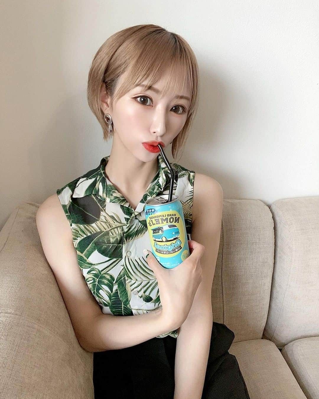 一ノ瀬恋のインスタグラム：「ノメルズ🍺  @nomels_jp レモネード味のお酒です🍋 個人的にレモン大好きで ノメルズは甘酸っぱくて飲みやすくて美味しいの😍✨ そしてパッケージも可愛いよね💓 今年の夏ハマりそうなお酒見つけちゃった🥺🍋  #ノメルズ #NOMELs #ハードレモネード専門店 #ノメルズついにできたよ #オリジナル #Original #サワーサワーサワー #SourSourSour #ビターサワー #BitterSour #6月21日 #新発売 #お酒好きな人と繋がりたい #今夜はPOPに #NOMELsLEMON #NOMELsとセルフィー #Ambassador」