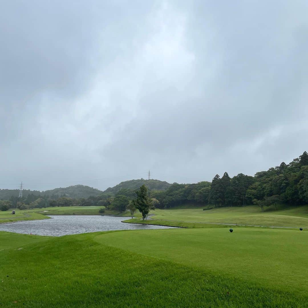 葉月里緒奈さんのインスタグラム写真 - (葉月里緒奈Instagram)「初めての勝浦東急ゴルフコース。 午前中は雨と強風で散々だったけど後半は調子よくスコア112。 110切りまであと少し。 頑張るぞー！ #ゴルフ#雨の日ゴルフ#勝浦東急ゴルフコース#勝浦といえば #勝浦たんたん麺 #午前中は風が強く #何度も帽子飛ばされる #午後は雨も上がり#気持ち良くプレー出来ました #rionahazuki」6月20日 18時38分 - riona_hazuki