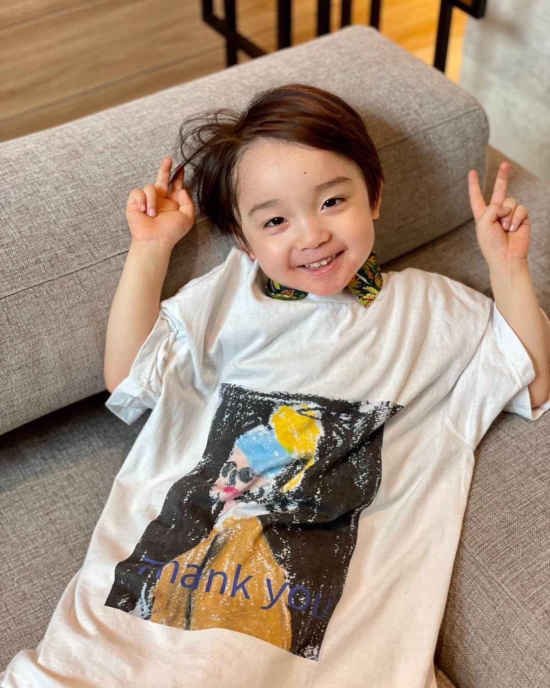 石塚錬のインスタグラム：「. 👦💬「パパ、いつもありがとう👨❤️」 #フェルメールを描いてTシャツにして父の日にプレゼント👔🎁 #パパ大喜び😆💕💕 . 👦💬「Daddy, always thank you👨❤」 #Draw Vermeer and make it into a T-shirt as a gift 👔🎁 #Today is Father's Day👨 . #父の日 #Tシャツ #フェルメール #真珠の耳飾りの少女 #father'sday #T-shirt #Vermeer #Girlwithapearlearring #아버지의날　#T셔츠　#베르메르　#진주 귀고리를 한 소녀 #วันพ่อ #เสื้อยืด #เวอร์เมียร์ #Hariayah #kaos #父亲节 #T恤 #石塚錬 #成長日記 #ishizukaren #renishizuka #이시즈카렌」