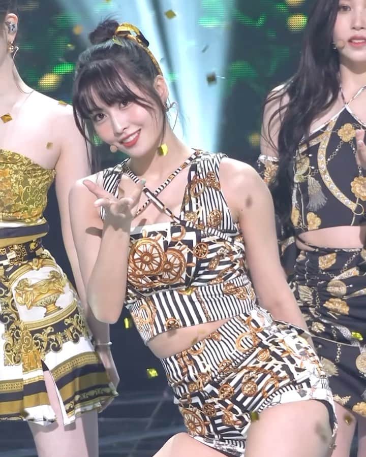 モモのインスタグラム：「♡ [Fancam] 210620 - “Alcohol-Free” @ Inkigayo   -  #MOMO #트와이스 #모모 #平井もも #もも #TWICE © sbs」