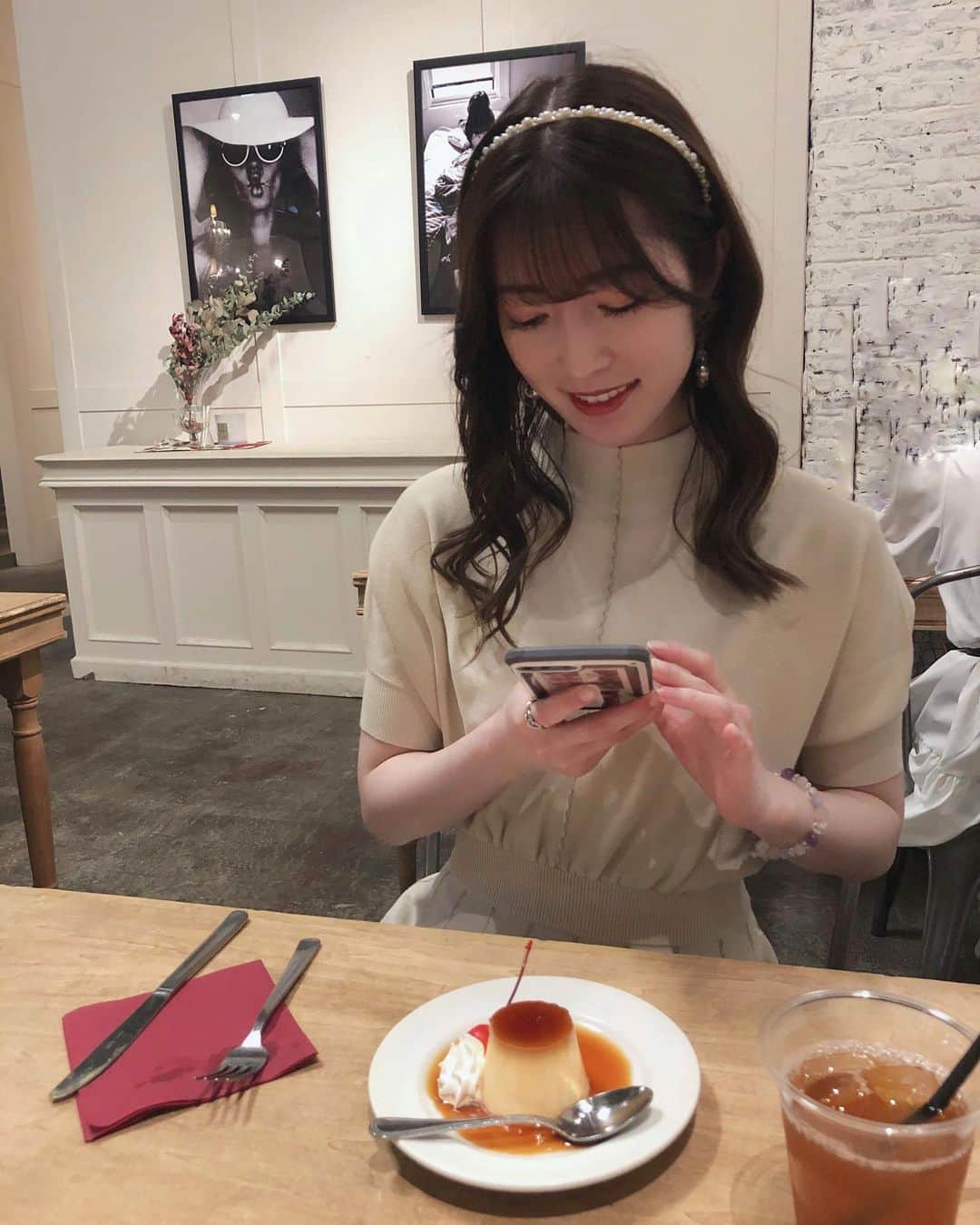 日下部美愛のインスタグラム：「プリンを撮る私 🍮 今日はやらなきゃいけない事と覚えなきゃいけない事 9割終わらせた！！！えらいです  #LagunaMoon  #idoltokyo #photo #japan #model #me #hair #fashion #selfie #makeup  #followme #instagood #camera #instadaily #dailylook #사진 #데일리  #데일리 #셀카 #메이크업 #아이돌 #일본 #일본여자 #表参道カフェ #ホワイトコーデ」