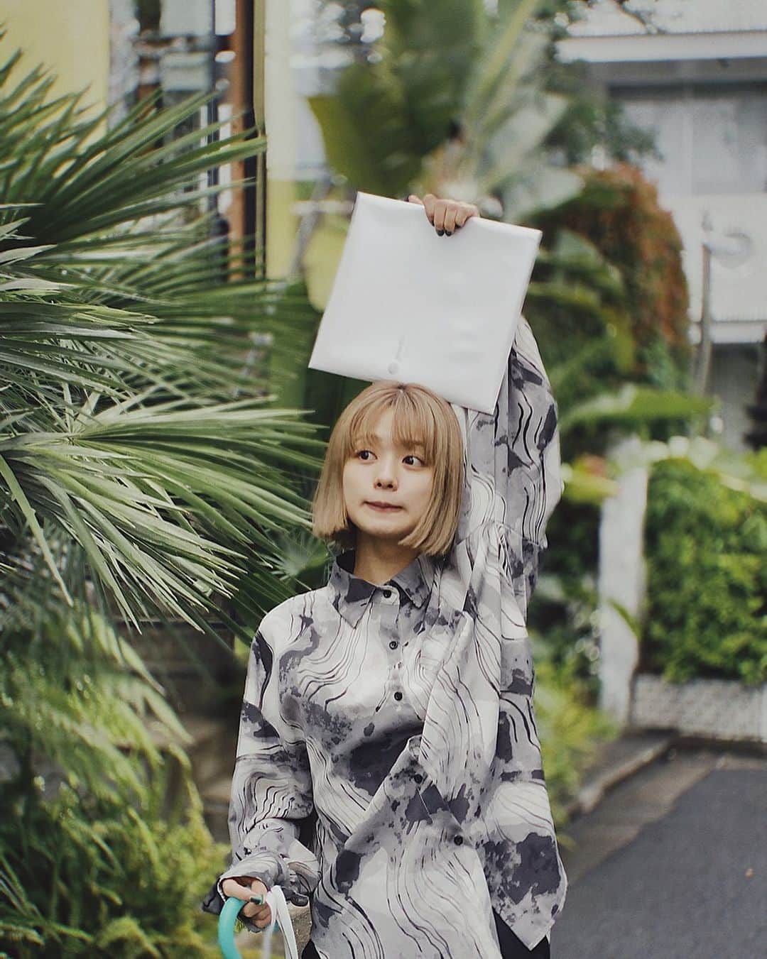 足立佳奈のインスタグラム：「事務所に届いた、ファンのみんなからのメッセージ達をみて幸せるんるんの足立。  #今日の足立」