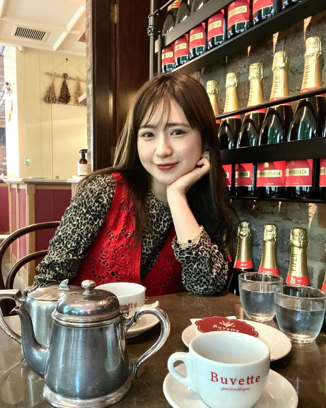 伊藤彩華さんのインスタグラム写真 - (伊藤彩華Instagram)「久々になんだかおしゃれなカフェに。☕️ 『ミッドナイト・イン・パリ』の世界みたいで素敵でした☺︎  映画観直したいな〜🎞  #아야피의일상 #얼스타그램 #데일리록 #buvette」6月20日 20時10分 - ayaka_ito_official