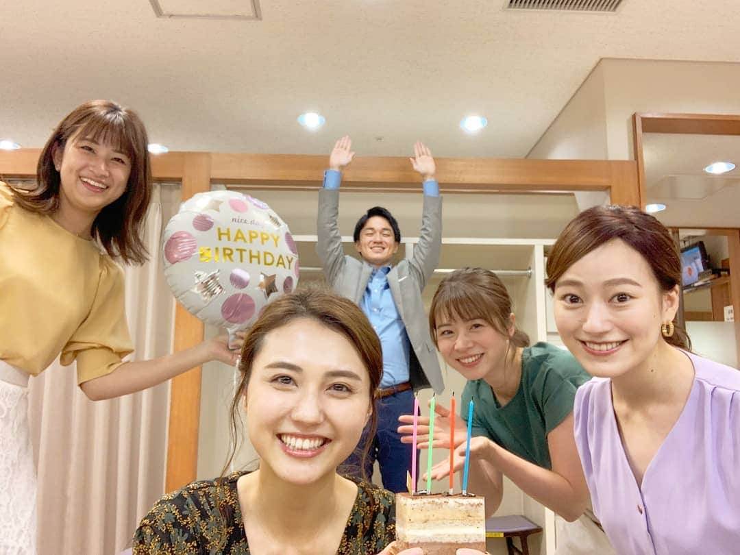 TBS「はやドキ！」のインスタグラム：「Happy Birthday🎉  今日は山形アナウンサーのお誕生日です🎂✨  放送後にみんなでお祝いをしました🎁  良い一年になりますように😊  ※撮影のときはマスクをはずしています。  皆川  #お誕生日 #おめでとう #山形純菜 #金井憧れ #渡部峻 #皆川玲奈 #アナウンサー #よなおまほ #與猶茉穂 #気象予報士 #はやドキ #tbs」