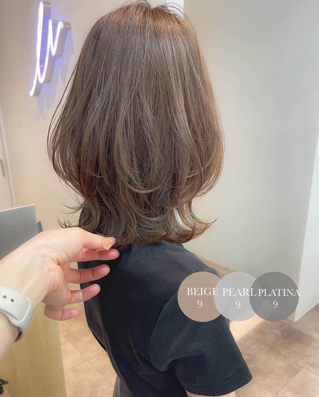 大木光のインスタグラム：「＊本日のお客様 今回のヘアカラーは beige pearl platinaの3色を mix＊ . 肌馴染みの良いベージュに、ほのかにくすみ感のある色味が柔らかい透け感を。 カットは #くびれレイヤー  . キュッと身体のラインのようなくびれ感をヘアライン落とし込み 曲線の作り出すカットラインが女性を魅力的に見せる。 ストレートでもまとまりやすく、1カール巻く事で簡単に動きを纏うデザインに。 . 【大木光の御予約について】 インスタプロフィールのURLよりweb予約にて承っております。 ネット予約が×の場合でもお取りできる場合もありますのでお気軽にお電話にてご連絡下さいませ＊  #ベージュカラー#ミディアム #レイヤーカット #ボブレイヤー#ミディアムレイヤー #レイヤースタイル#グレージュ#ハイライト#シークレットハイライト#外ハネ#くびれレイヤー#レイヤー」