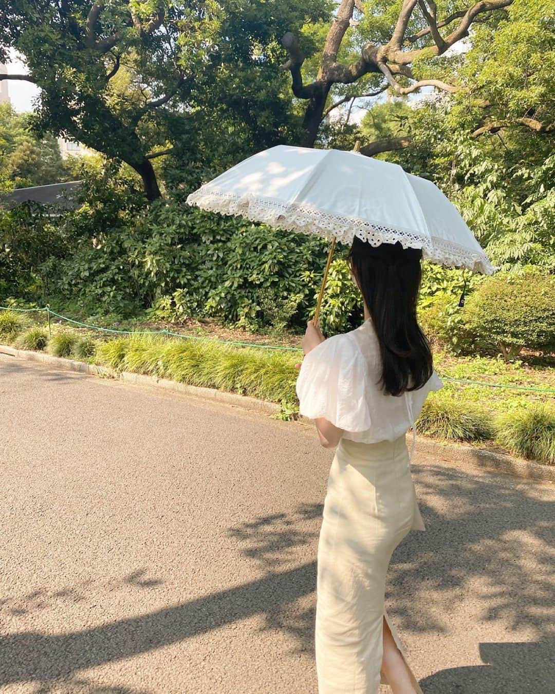 小嶋真子さんのインスタグラム写真 - (小嶋真子Instagram)「お散歩した日の写真🚶🏻‍♀️🌤  足元写っていませんが、 久しぶりにスニーカーを履いて沢山歩きました👟🤍」6月20日 20時34分 - makochan_2525