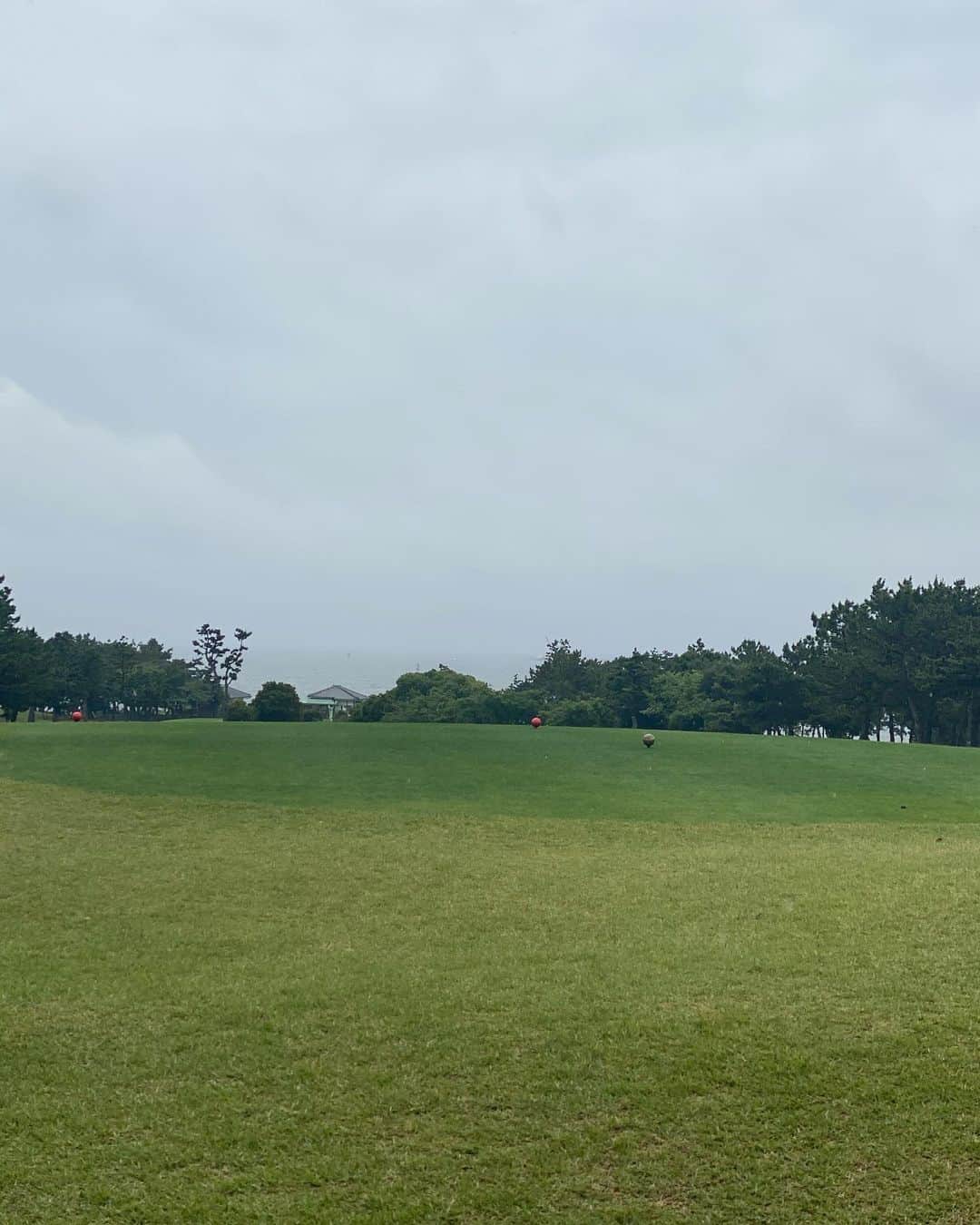 ImotoEtsuyo さんのインスタグラム写真 - (ImotoEtsuyo Instagram)「#おはようございます  ・ #週末 は #若洲ゴルフリンクス　へ ・ 雨の中のラウンドは初めて。 雨でもレインコートと帽子があれは 何とか回れるのですね⛳️ ・　 ここの所続けてラウンドに行ってるので 日焼けしてしまい、これ以上日焼け出来ないので、 日焼け防止の為インナーを着込んで。 ・ 更に雨なので初めて ゴルフ中にレインウェアも 着ました。 どうなる事がと思いましたが、 一瞬に回ったメンバーにも恵まれて 楽しかった✨　 ありがとうございました♪  スコアは自己ベストを更新。 ・  #ゴルフウェア  #ランバンスポール  #tops ➡︎ @lanvin_sport_official  #skirt ➡︎ @lanvin_sport_official  #raincoat ➡︎ @bridgestonesports_golf  ・ ・ #golf  #golfstagram  #golfswing  #golfwear  #golfgirl  #golflife  #golfshot  #golfclub  #ゴルフ女子  #ゴルフスイング  #ゴルフ  #ゴルフコーデ  #ゴルフ女子コーデ  #ゴルフ場  #ゴルフスイング動画  #ゴルフ好きな人と繋がりたい  #ゴルフ仲間  #ゴルフコース  #ゴルフ大好き  #ゴルフ好き #wakasugolflinks」6月21日 7時40分 - bisuhada