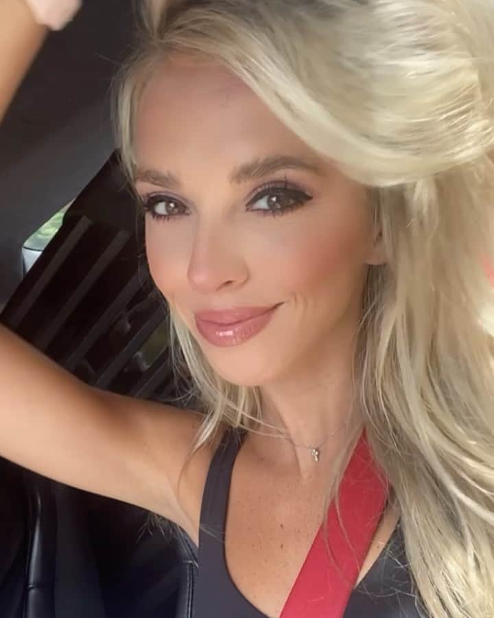 Elise Lobbのインスタグラム：「Road trippin🚘 did you guess right on my story ?! 🧐 what are you guys up to today ?! Happy Father’s Day to all the Dads/father figures in your lives!」