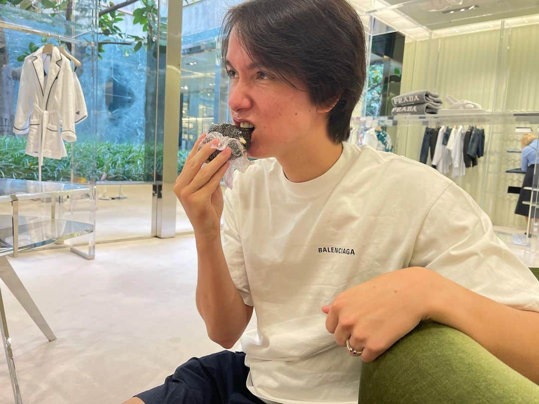 トムさんのインスタグラム写真 - (トムInstagram)「プラダでおにぎり🍙」6月21日 6時47分 - tomoyayt_