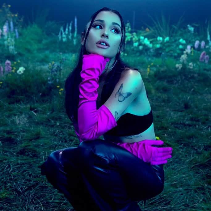 アリアナ・グランデのインスタグラム：「POV 🖤 official live performance video tomorrow at 9am pst @vevo」