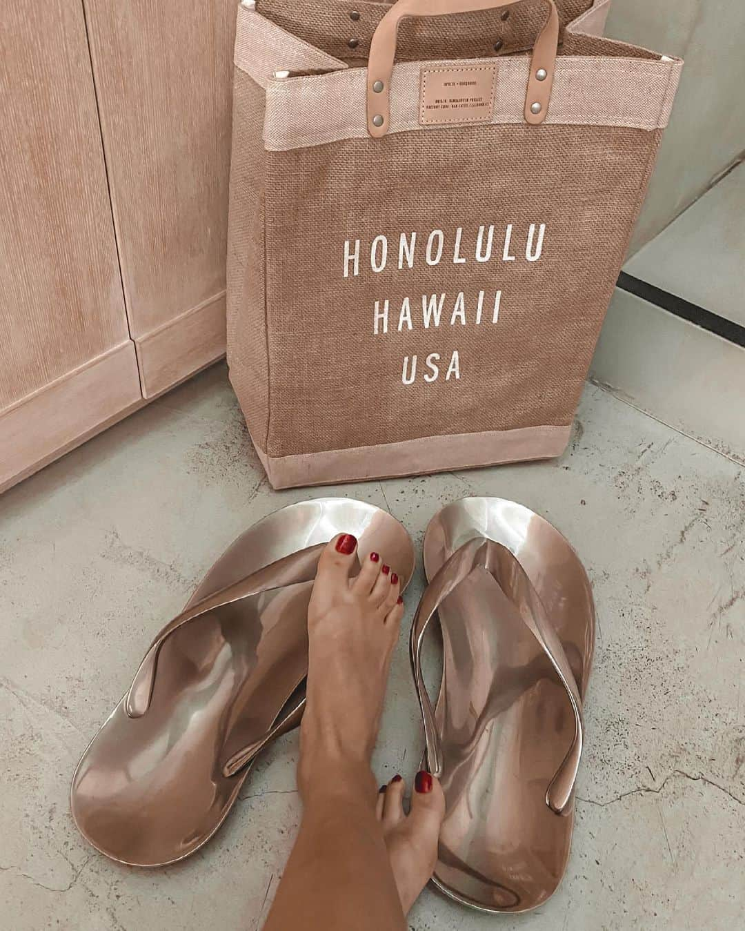 福井仁美さんのインスタグラム写真 - (福井仁美Instagram)「I miss HAWAII🩴  もう行きたすぎてたまらないハワイ。 最近はだいぶメインランドからも人が戻ってきて活気ついてきたみたい🌞  いつもお買い物に行く　@turquoisehawaii から取り寄せた　 @apolis とコラボのエシカルバッグ。  トレーサビリティ、フェアトレード、サステナビリティ。 環境や社会のバランスを考えた今の時代にぴったりの大容量のオシャレなかばん。  持ち手がヌメ革で高級感がお気に入りです♡  これをさらっとビーチに置いて使いたい♡  あーハワイ行きたい！  #hawaii #turquoisehawaii  #ハワイ　 #sdgs #エシカルファッション  #サスティナブル #エシカルライフ  #サスティナブルな暮らし」6月20日 22時45分 - hitton28