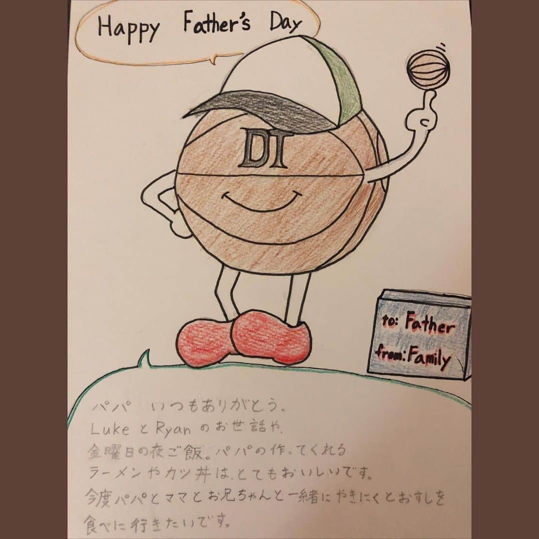 梅津弥英子さんのインスタグラム写真 - (梅津弥英子Instagram)「☺︎ 父の日。カードを作り、晩ごはんやデザートも作ったのは、もちろん娘。息子はそれに便乗するのみ。「カードの文面見たら、便乗丸わかりや。」「あ、すんません。いつも、あざーっす。」こんな父と息子のやり取りも、3人姉妹で育った私には新鮮な夜でした。 ちなみにパスタは激辛だった。鷹の爪の威力を知らない娘がオリジナルで作ったアサリとキャベツとアンチョビのパスタ。一切質問せずに、レシピも見ずに、テキトーに作るあたり。さすが私の娘。 #アバウトつまり適当 #デザートはトライフルアゲイン #コーンフレークやないか #クリーム多めで私は半分で息子にパス #最近ゆずってもらった素敵なお皿で #満腹 #焼肉にはいつ行けるかな」6月20日 23時00分 - yaeko.umezu